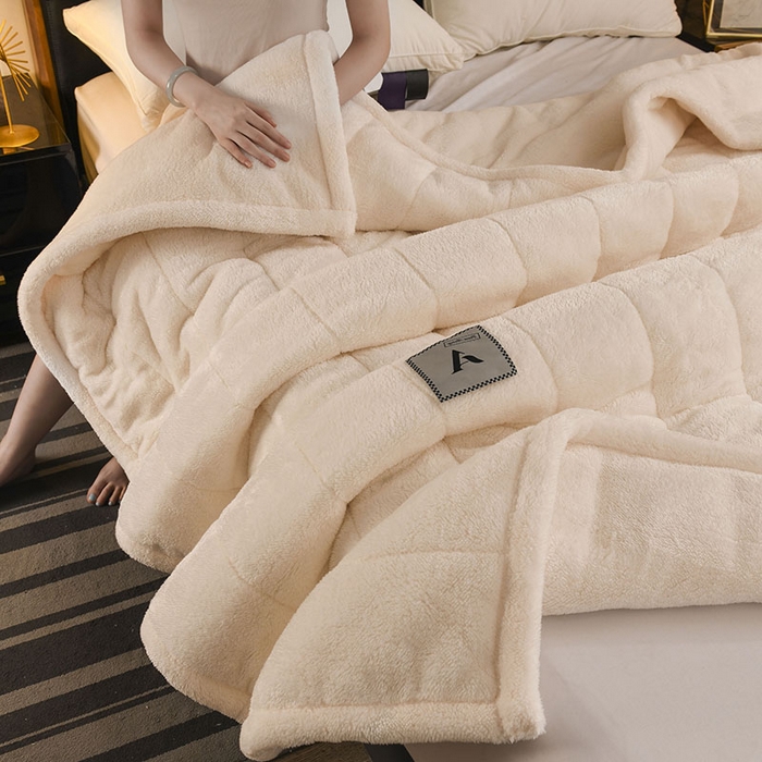 91家纺网 家纺一手货源 找家纺 恋绒家纺 2025新款加厚三层毛毯被牛奶绒复合毯子夹棉盖毯午睡毯子法莱绒毛毯 （亲肤绒-）-米白