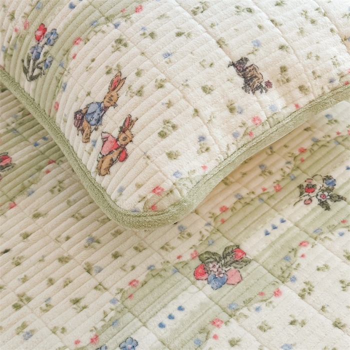 91家纺网 家纺一手货源 找家纺 梵朴 2024新款牛奶绒直角包边床盖 花开花兔-绿