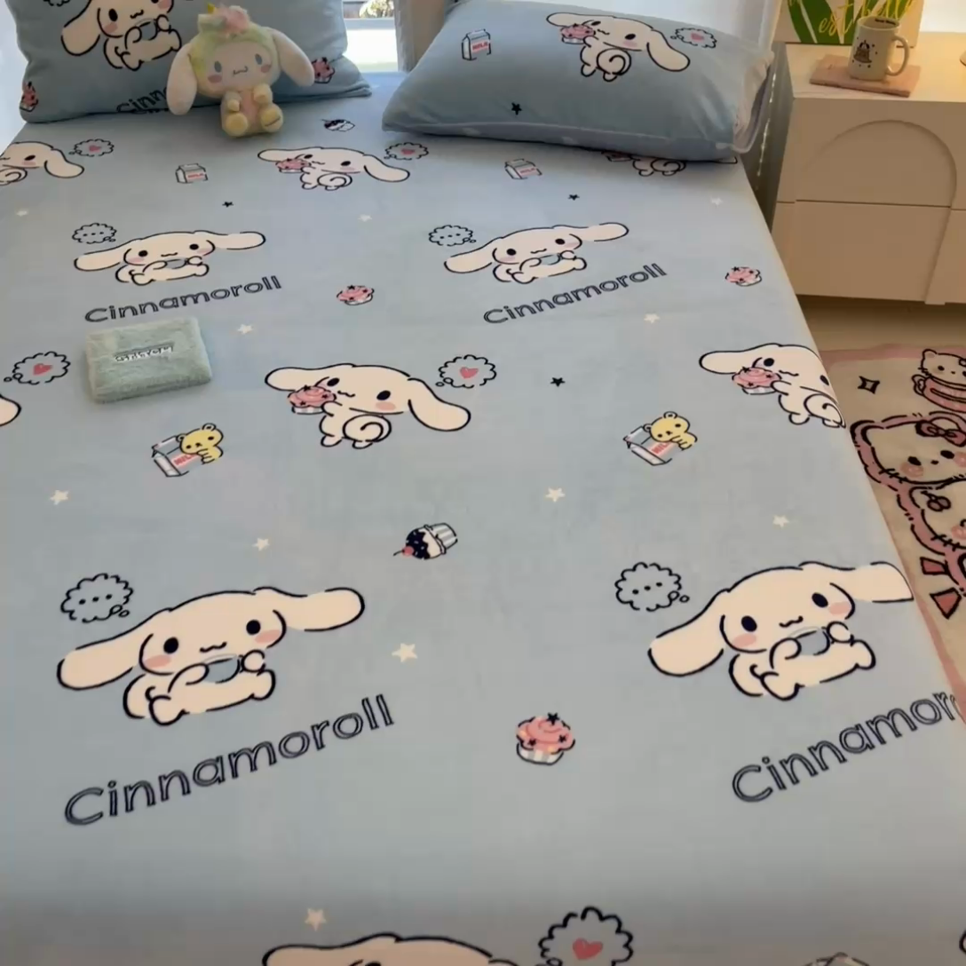 91家纺网 家纺一手货源 找家纺 博雅 2024新款三丽鸥牛奶绒小版床笠系列 牛奶绒小版-蛋糕玉桂狗