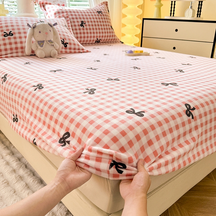 91家纺网 家纺一手货源 找家纺 妖妖家纺 2024新款200克牛奶绒单床笠 格子蝴蝶结-粉