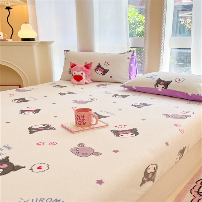 91家纺网 家纺一手货源 找家纺 博雅 2024新款三丽鸥牛奶绒小版床笠系列 牛奶绒小版-满版库洛米