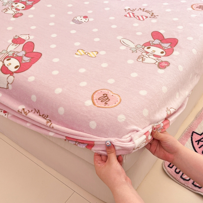 91家纺网 家纺一手货源 找家纺 博雅 2024新款三丽鸥牛奶绒小版床笠系列 牛奶绒小版-奶油美乐蒂