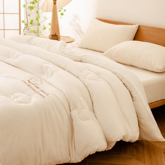 91家纺网 家纺一手货源 找家纺 2025新款A类刺绣新疆棉花被被子被芯 奶白