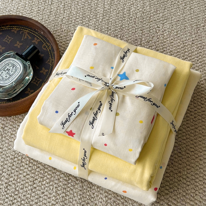 91家纺网 家纺一手货源 找家纺 一比一家纺 2025新款全棉母婴级抗菌有氧全棉双层纱亲肤全棉小清新印花三件套四件套 奶油派