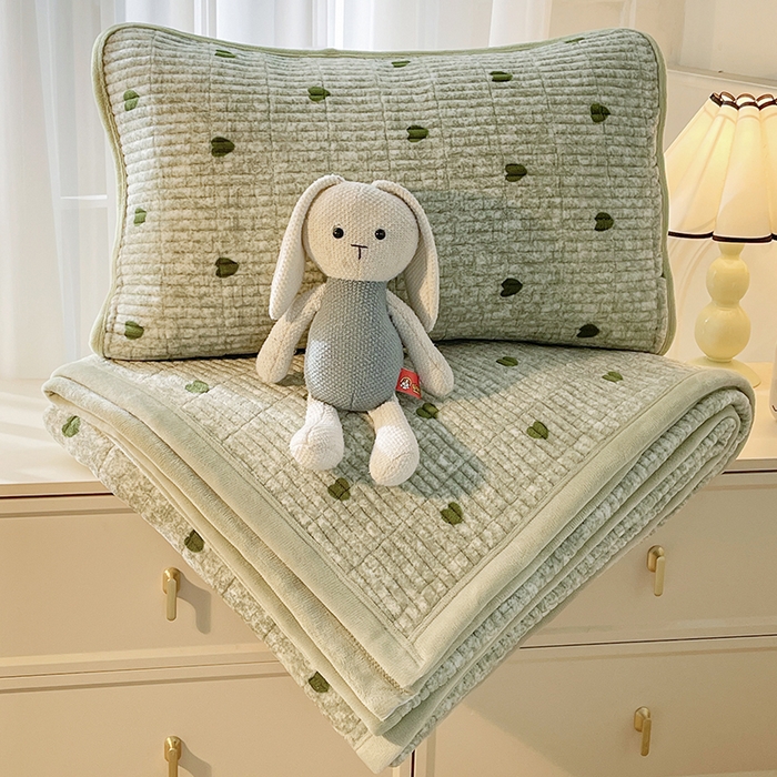 91家纺网 家纺一手货源 找家纺 梵朴 2024新款牛奶绒直角包边床盖 绿爱心