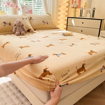 91家纺网 家纺一手货源 找家纺 妖妖家纺 2024新款200克牛奶绒单床笠 腊肠狗狗