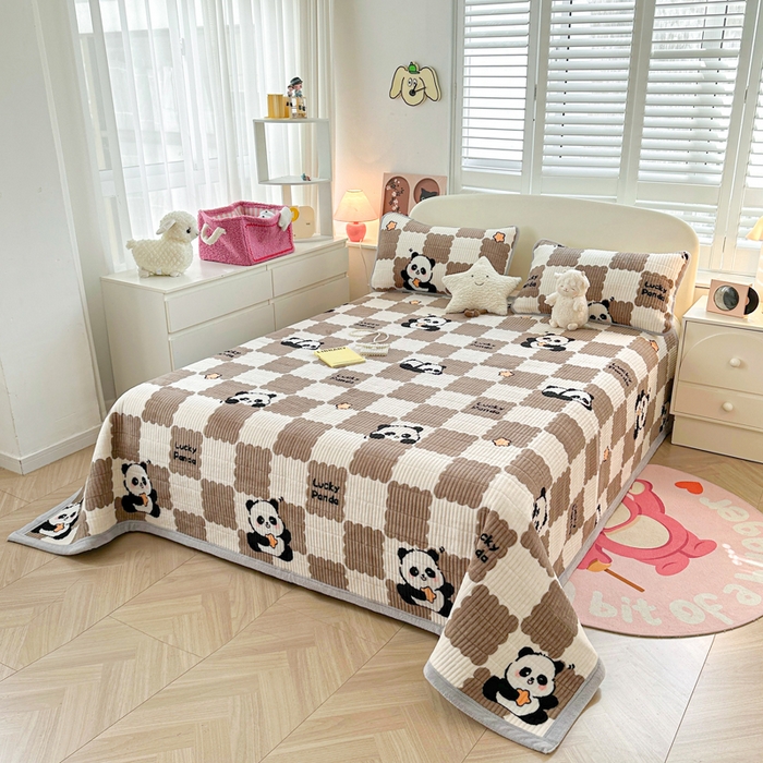 91家纺网 家纺一手货源 找家纺 梵朴 2024新款牛奶绒直角包边床盖 棋盘格熊猫