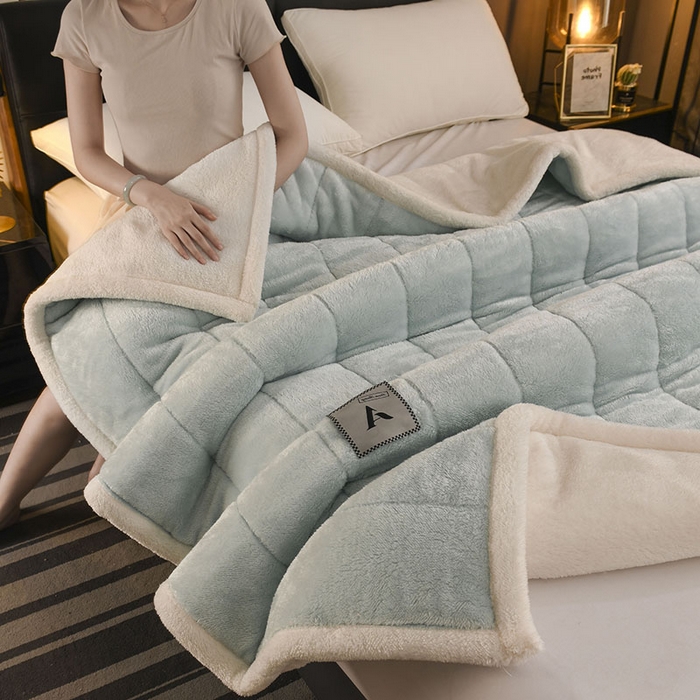 91家纺网 家纺一手货源 找家纺 恋绒家纺 2025新款加厚三层毛毯被牛奶绒复合毯子夹棉盖毯午睡毯子法莱绒毛毯 （亲肤绒-）-天空蓝