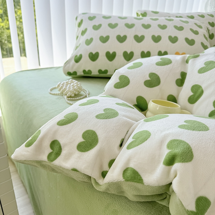 91家纺网 家纺一手货源 找家纺 觅妮家纺 2025新款全消光200g高克重秋冬加厚印花牛奶绒单被套 爱心绿
