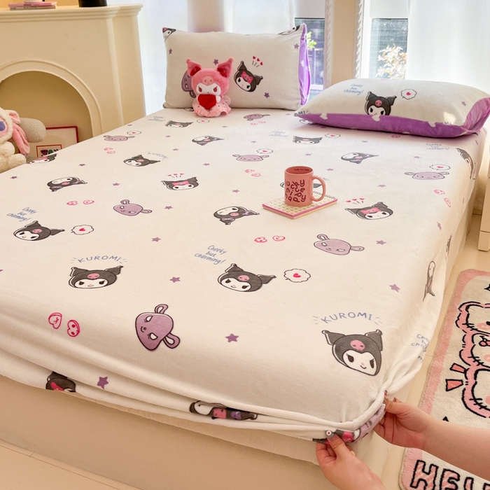 91家纺网 家纺一手货源 找家纺 博雅 2024新款三丽鸥牛奶绒小版床笠系列 牛奶绒小版-满版库洛米