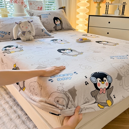 91家纺网 家纺一手货源 找家纺 妖妖家纺 2024新款200克牛奶绒单床笠 音乐小企鹅