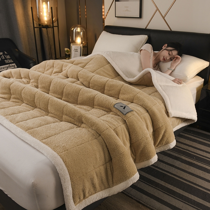 91家纺网 家纺一手货源 找家纺 恋绒家纺 2025新款加厚三层毛毯被牛奶绒复合毯子夹棉盖毯午睡毯子法莱绒毛毯 （亲肤绒-）-米咖