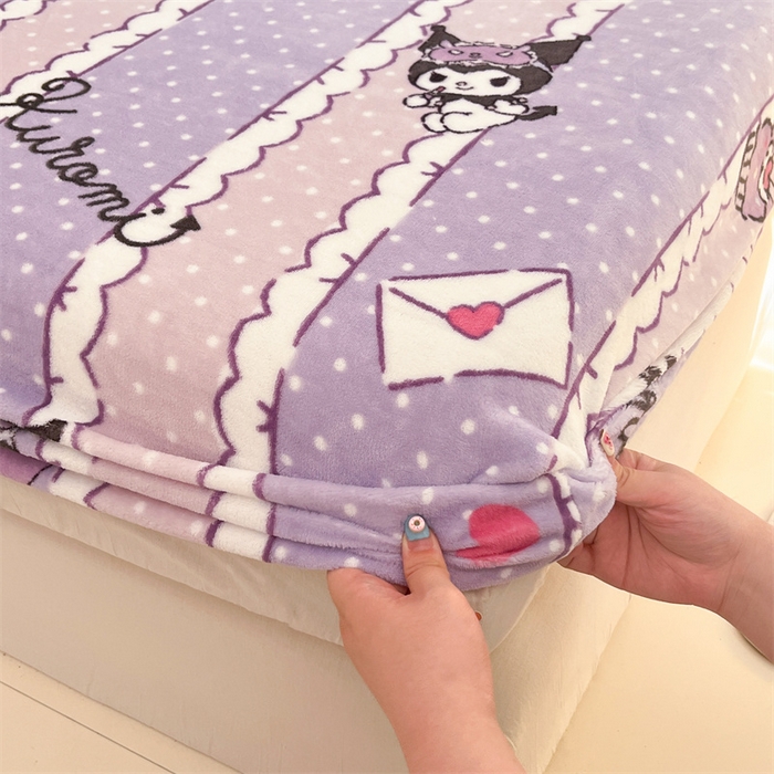 91家纺网 家纺一手货源 找家纺 博雅 2024新款三丽鸥牛奶绒小版床笠系列 牛奶绒小版-安睡库洛米