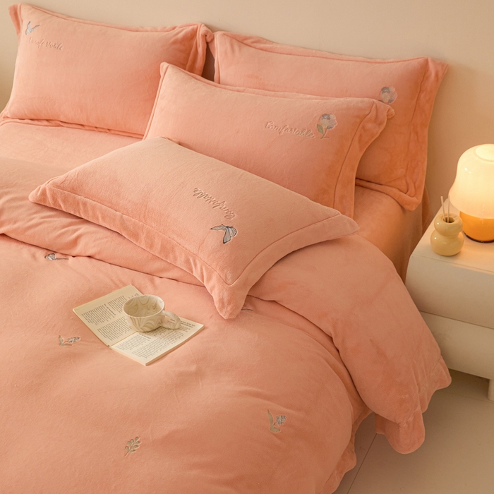 91家纺网 家纺一手货源 找家纺 新方向 2025新款全消光A类刺绣牛奶绒四件套-悦动 悦动-桃玉