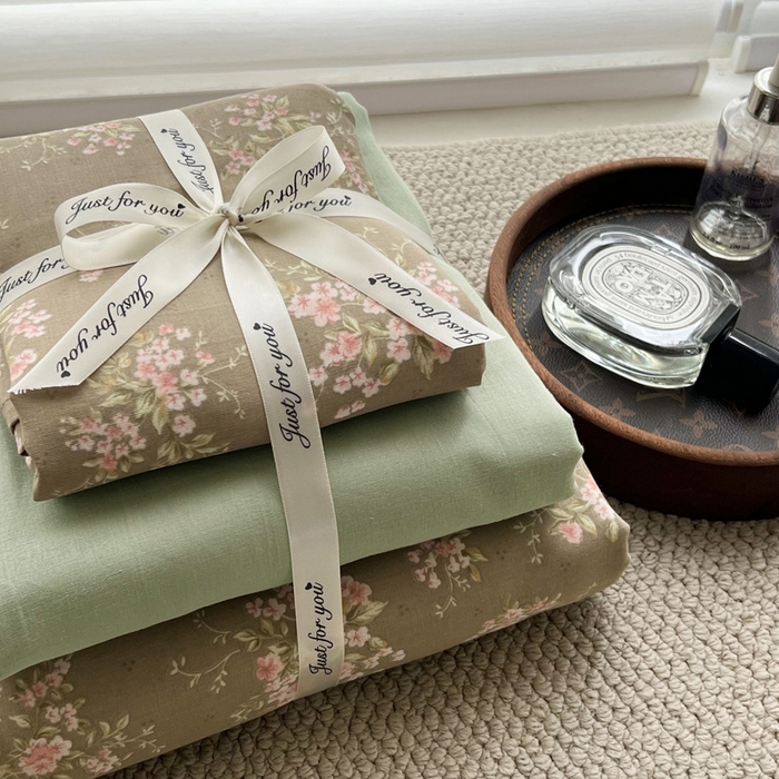 91家纺网 家纺一手货源 找家纺 一比一家纺 2025新款全棉母婴级抗菌有氧全棉双层纱亲肤全棉小清新印花三件套四件套 曼城旧事