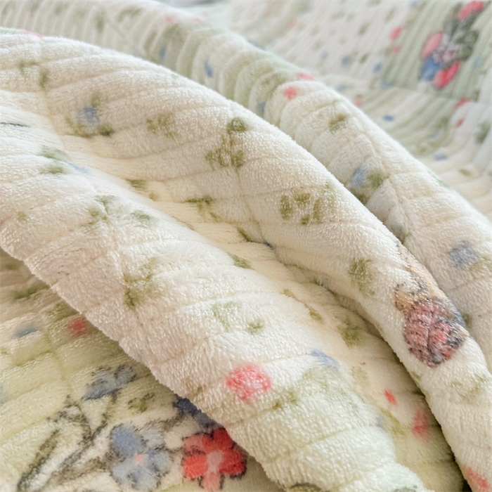 91家纺网 家纺一手货源 找家纺 梵朴 2024新款牛奶绒直角包边床盖 花开花兔-绿