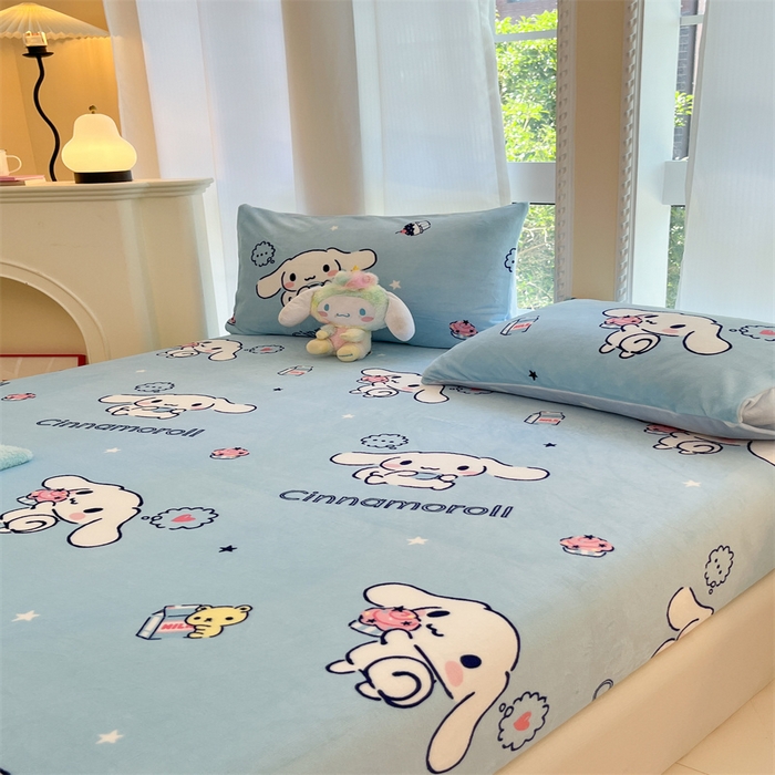 91家纺网 家纺一手货源 找家纺 博雅 2024新款三丽鸥牛奶绒小版床笠系列 牛奶绒小版-蛋糕玉桂狗