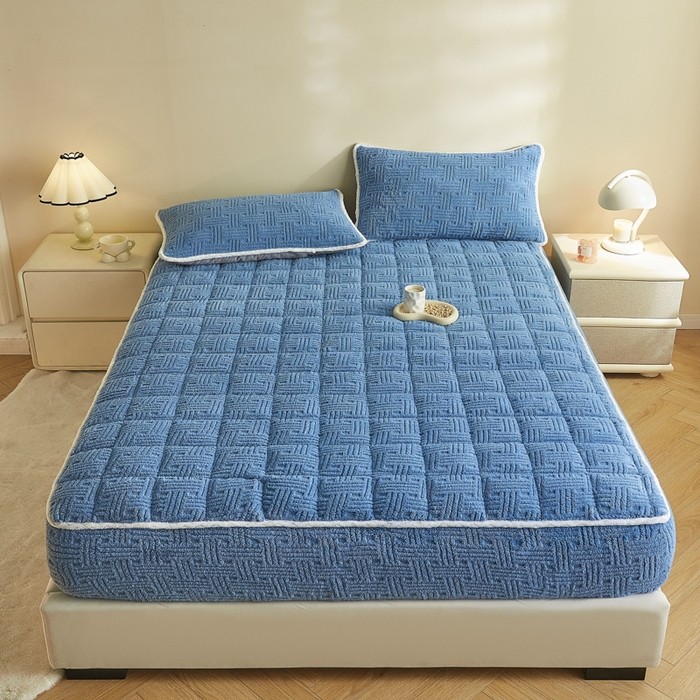 91家纺网 家纺一手货源 找家纺 卡伦家纺 2025新款塔芙绒方格纹加厚保暖夹棉床笠 格纹宝蓝