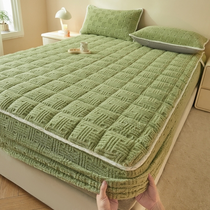 91家纺网 家纺一手货源 找家纺 卡伦家纺 2025新款塔芙绒方格纹加厚保暖夹棉床笠 格纹草绿