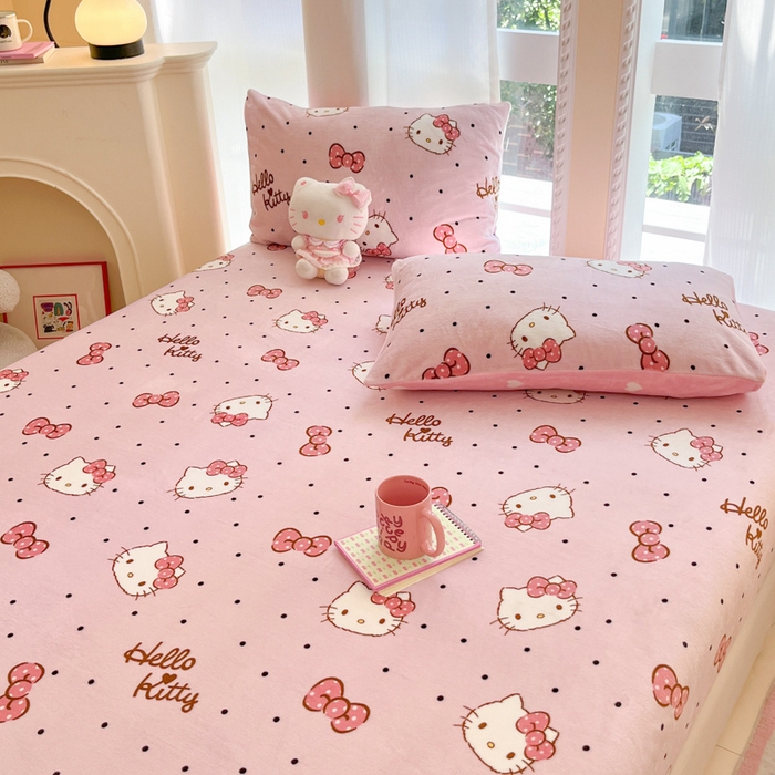 91家纺网 家纺一手货源 找家纺 博雅 2024新款三丽鸥牛奶绒小版床笠系列 牛奶绒小版-蝴蝶结KT猫