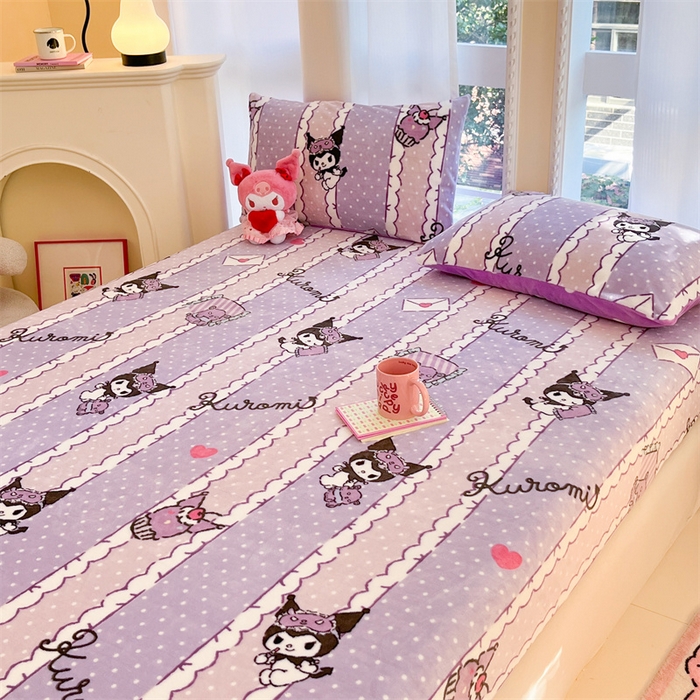 91家纺网 家纺一手货源 找家纺 博雅 2024新款三丽鸥牛奶绒小版床笠系列 牛奶绒小版-安睡库洛米