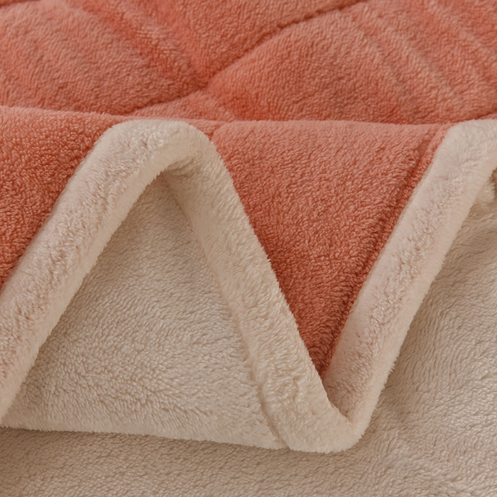 91家纺网 家纺一手货源 找家纺 恋绒家纺 2025新款加厚三层毛毯被牛奶绒复合毯子夹棉盖毯午睡毯子法莱绒毛毯 （亲肤绒-）-橘色