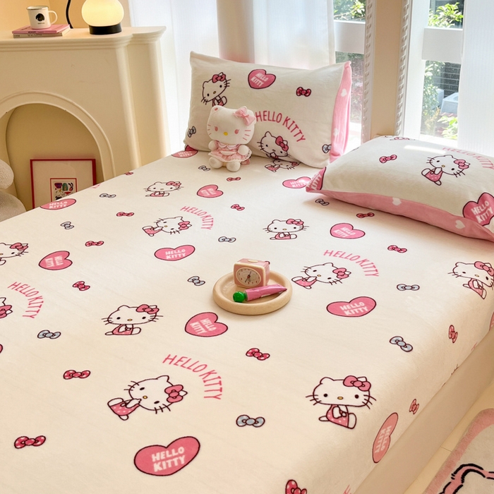 91家纺网 家纺一手货源 找家纺 博雅 2024新款三丽鸥牛奶绒小版床笠系列 牛奶绒小版-爱心KT猫