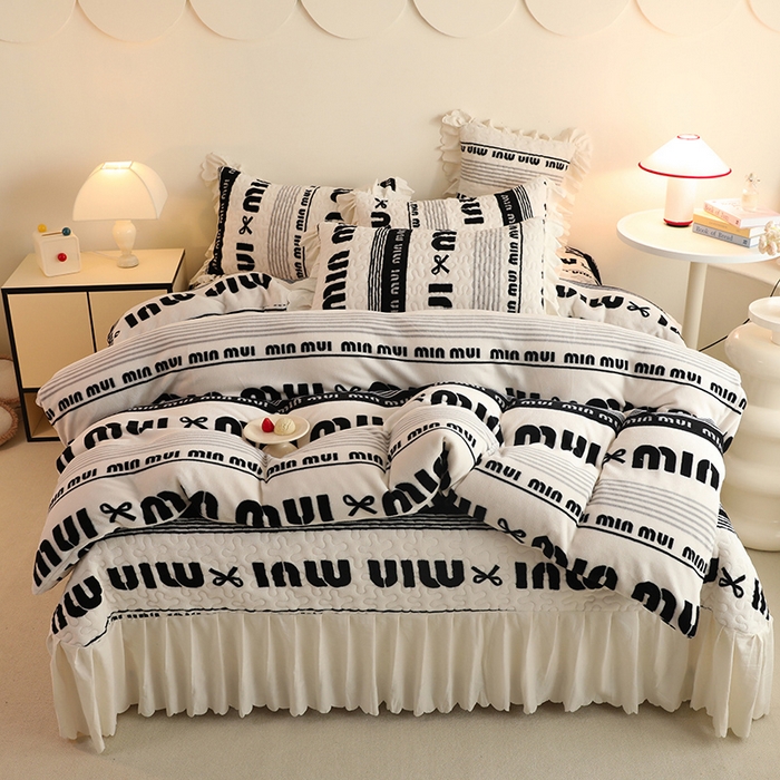 91家纺网 家纺一手货源 找家纺 （总）金盛皇朝家纺 2024秋冬新品高克重牛奶绒夹棉花边床盖系列