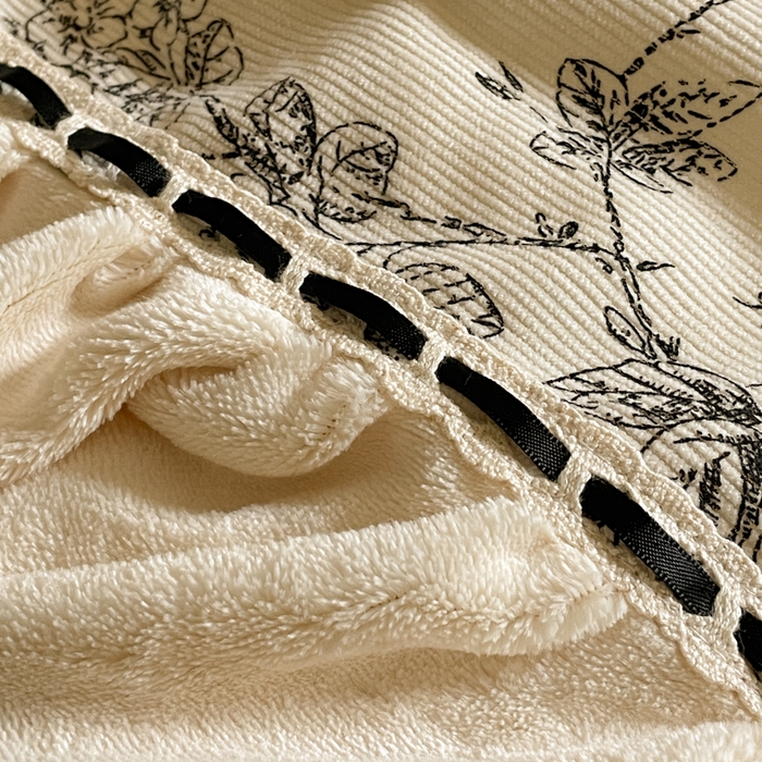 91家纺网 家纺一手货源 找家纺 一左一右 2024秋冬新款法式风复古印花褶皱花边保暖加厚高克重全消光牛奶绒四件套（提供买家秀） 奶油白