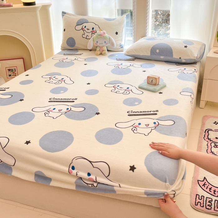 91家纺网 家纺一手货源 找家纺 博雅 2024新款三丽鸥牛奶绒小版床笠系列 牛奶绒小版-波点玉桂狗