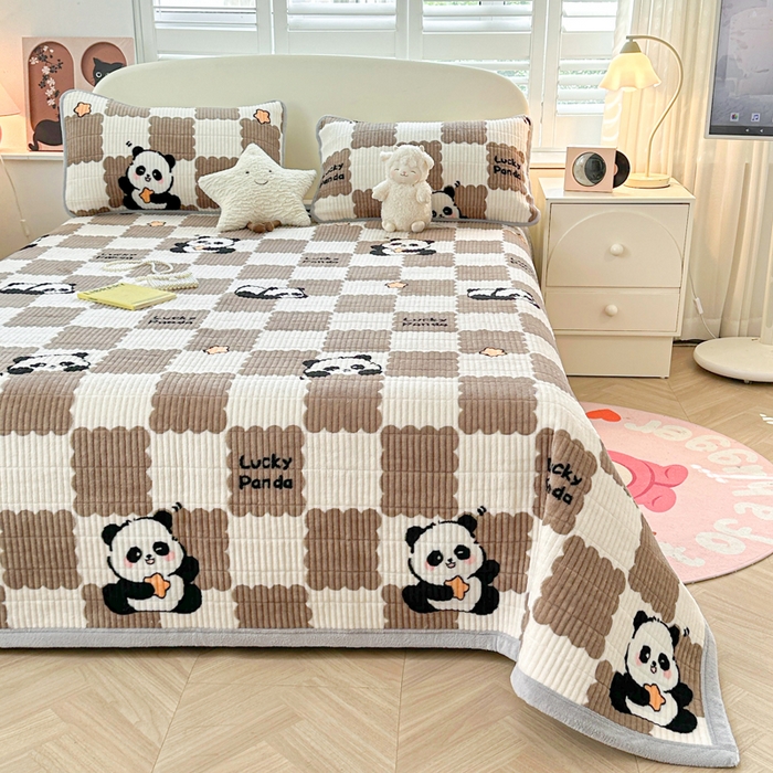 91家纺网 家纺一手货源 找家纺 梵朴 2024新款牛奶绒直角包边床盖 棋盘格熊猫