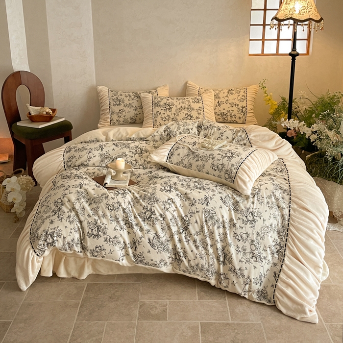 91家纺网 家纺一手货源 找家纺 一左一右 2024秋冬新款法式风复古印花褶皱花边保暖加厚高克重全消光牛奶绒四件套（提供买家秀） 奶油白