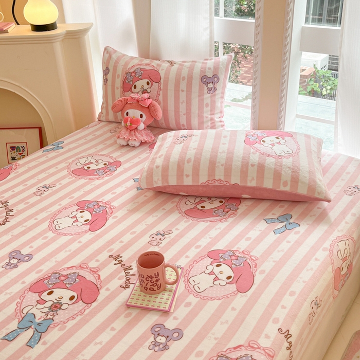 91家纺网 家纺一手货源 找家纺 博雅 2024新款三丽鸥牛奶绒小版床笠系列 牛奶绒小版-甜甜美乐蒂