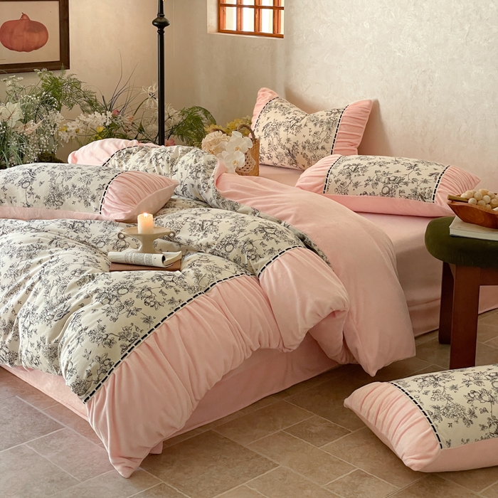 91家纺网 家纺一手货源 找家纺 一左一右 2024秋冬新款法式风复古印花褶皱花边保暖加厚高克重全消光牛奶绒四件套（提供买家秀） 仲夏粉