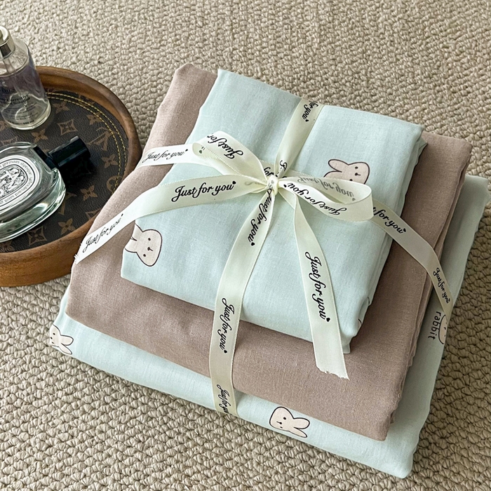 91家纺网 家纺一手货源 找家纺 一比一家纺 2025新款全棉母婴级抗菌有氧全棉双层纱亲肤全棉小清新印花三件套四件套 彼得兔