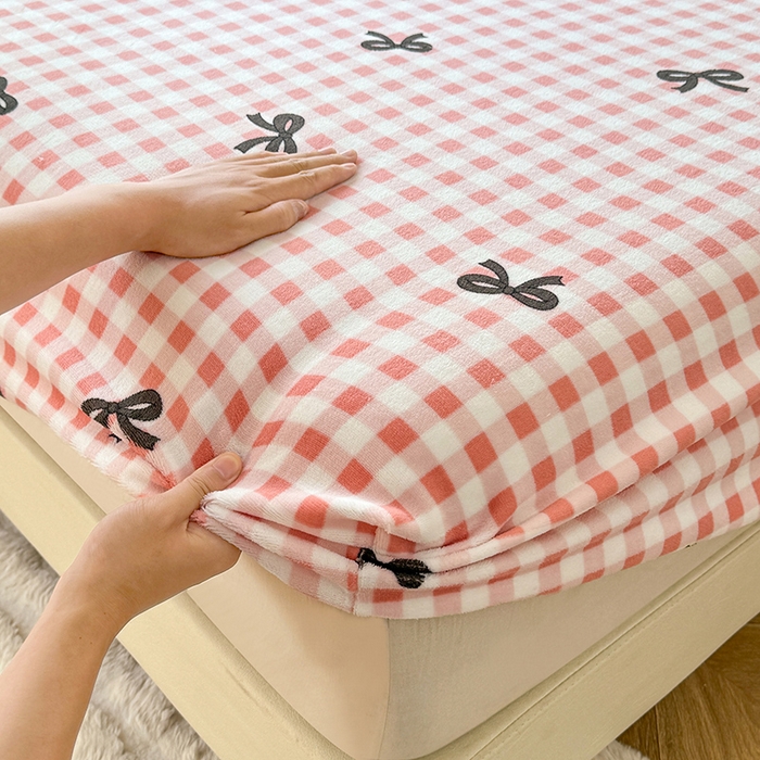 91家纺网 家纺一手货源 找家纺 妖妖家纺 2024新款200克牛奶绒单床笠 格子蝴蝶结-粉