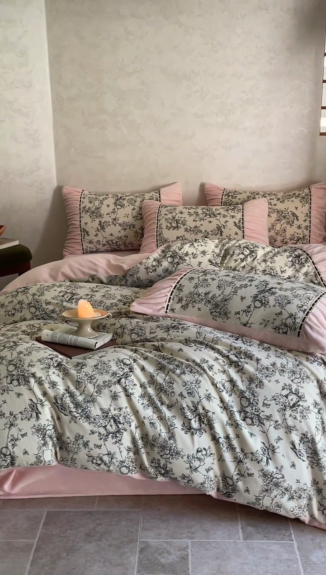 91家纺网 家纺一手货源 找家纺 一左一右 2024秋冬新款法式风复古印花褶皱花边保暖加厚高克重全消光牛奶绒四件套（提供买家秀） 仲夏粉