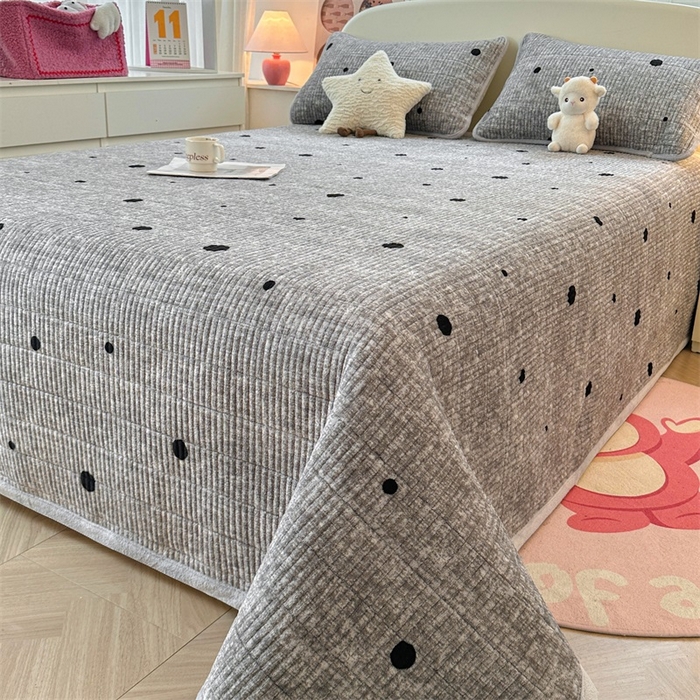 91家纺网 家纺一手货源 找家纺 梵朴 2024新款牛奶绒直角包边床盖 波点灰