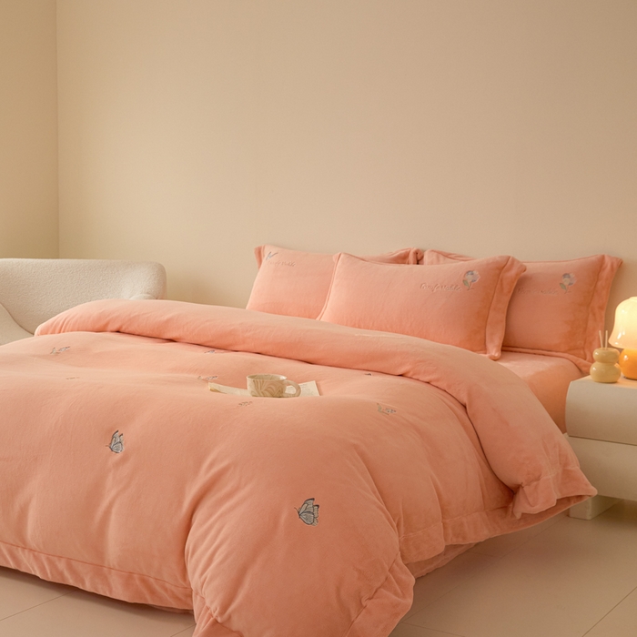 91家纺网 家纺一手货源 找家纺 新方向 2025新款全消光A类刺绣牛奶绒四件套-悦动 悦动-桃玉