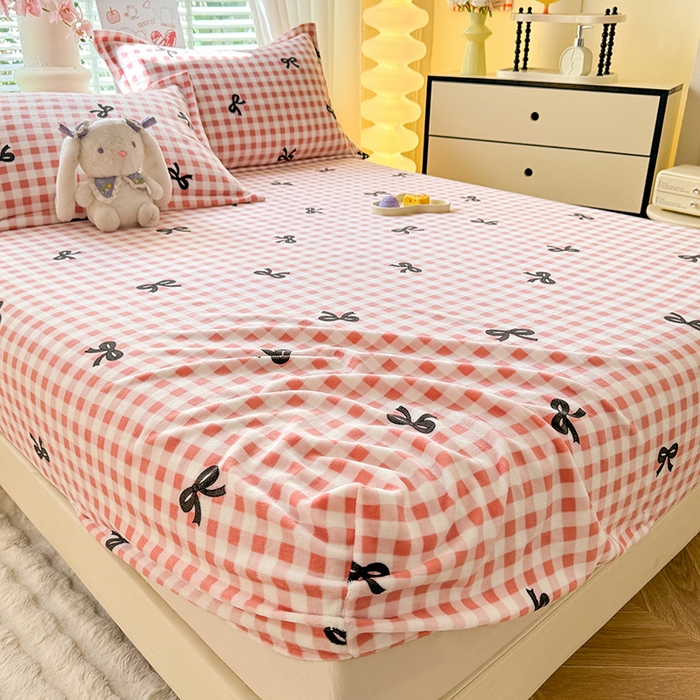 91家纺网 家纺一手货源 找家纺 妖妖家纺 2024新款200克牛奶绒单床笠 格子蝴蝶结-粉