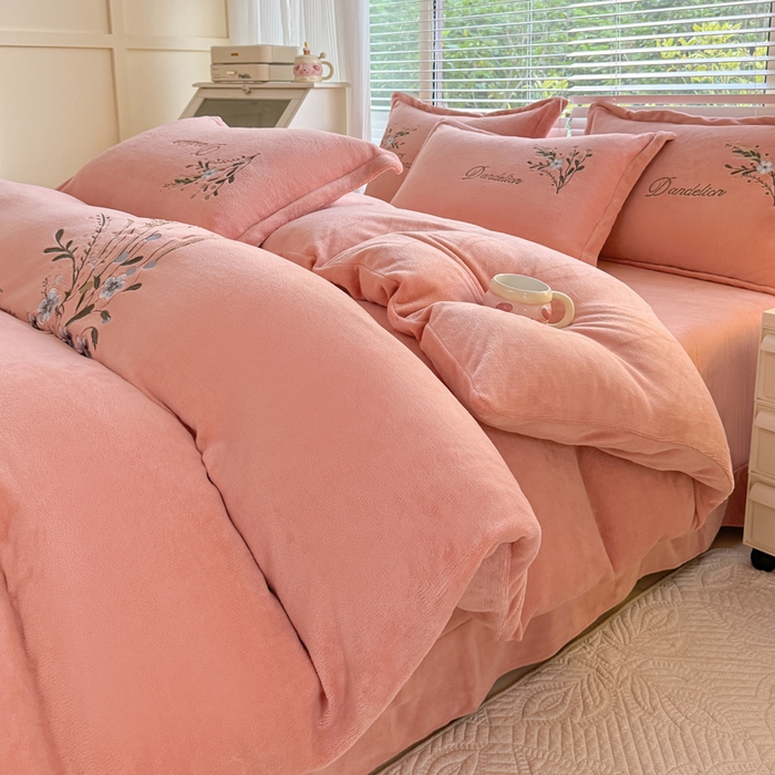 91家纺网 家纺一手货源 找家纺 金米诺 2024新款绣花牛奶绒四件套 麦穗-藕粉