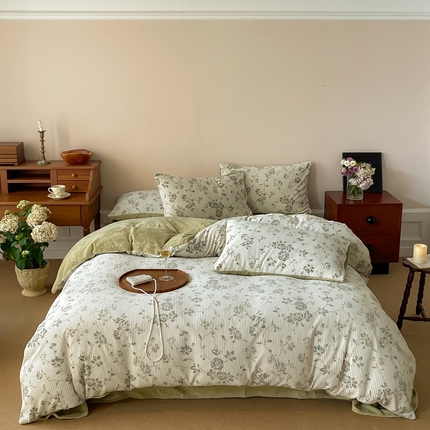 91家纺网 家纺一手货源 找家纺 三味舒屋 2025新款肌理印加提牛奶绒四件套-清雅 风格一 晓春漫漫