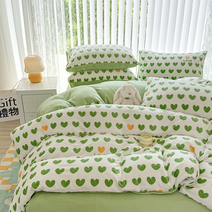 91家纺网 家纺一手货源 找家纺 觅妮家纺 2025新款全消光200g高克重秋冬加厚印花牛奶绒单被套 爱心绿