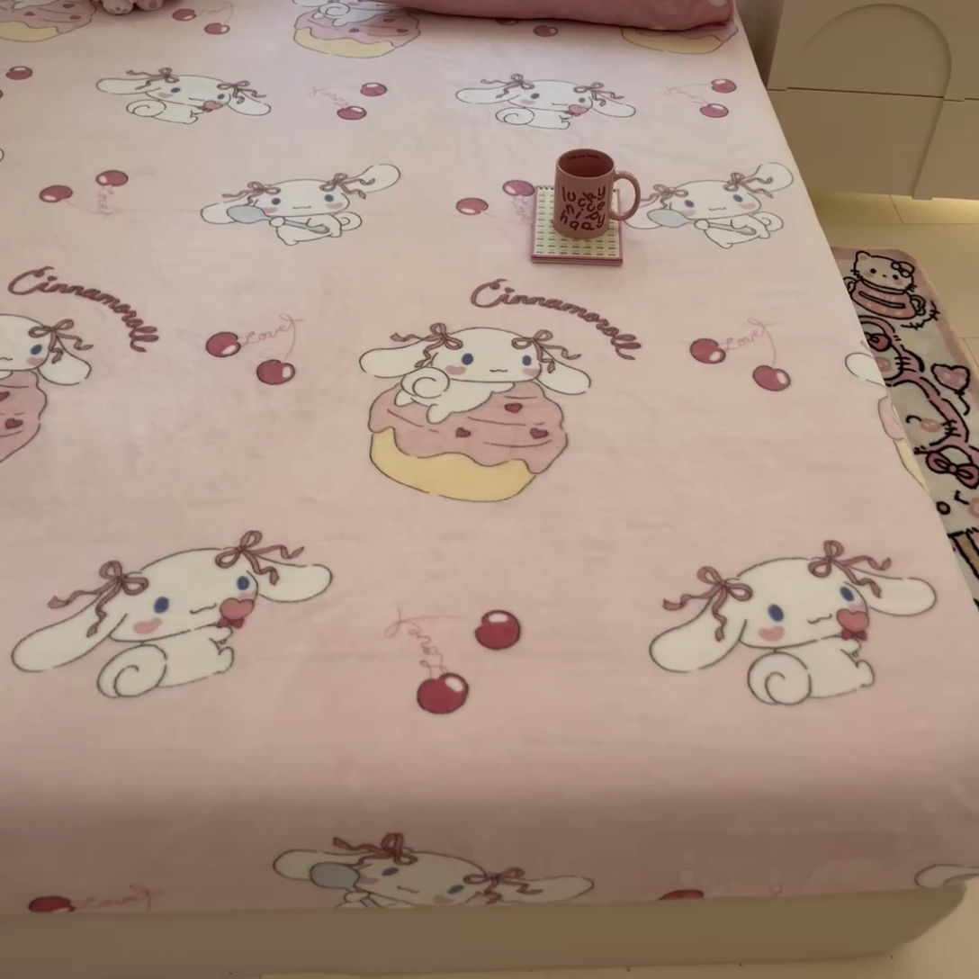 91家纺网 家纺一手货源 找家纺 博雅 2024新款三丽鸥牛奶绒小版床笠系列 牛奶绒小版-淘气玉桂狗