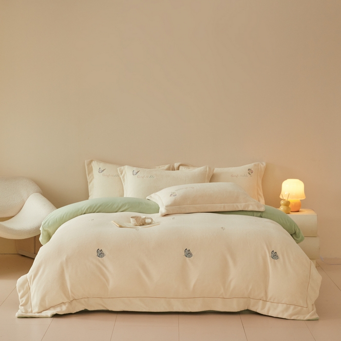 91家纺网 家纺一手货源 找家纺 新方向 2025新款全消光A类刺绣牛奶绒四件套-悦动 悦动-奶油白