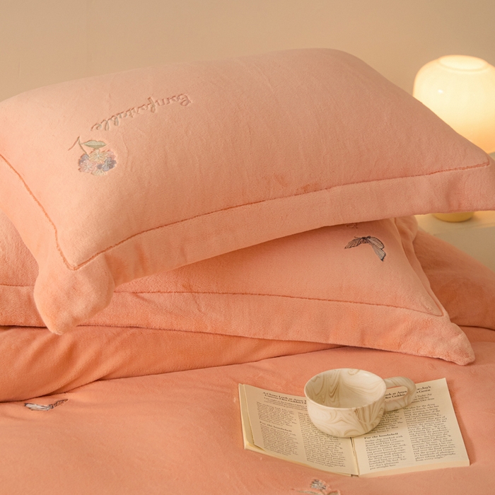 91家纺网 家纺一手货源 找家纺 新方向 2025新款全消光A类刺绣牛奶绒四件套-悦动 悦动-桃玉