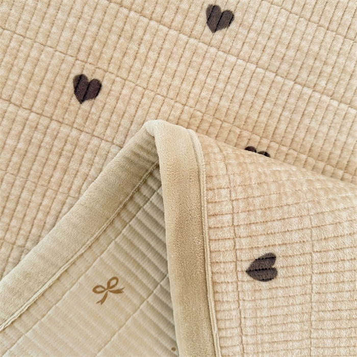 91家纺网 家纺一手货源 找家纺 梵朴 2024新款牛奶绒直角包边床盖 蝶之心-咖