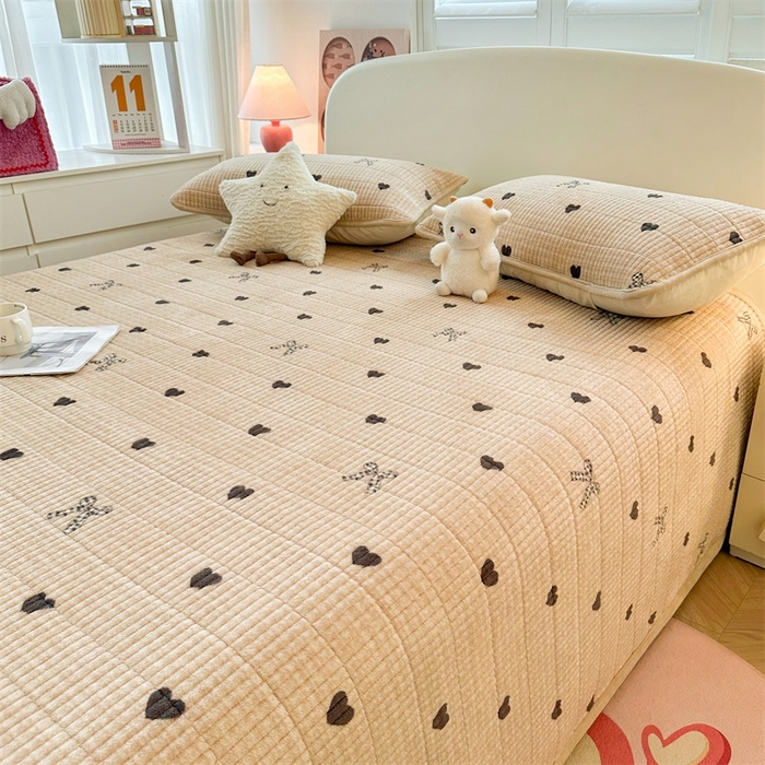 91家纺网 家纺一手货源 找家纺 梵朴 2024新款牛奶绒直角包边床盖 蝶之心-咖