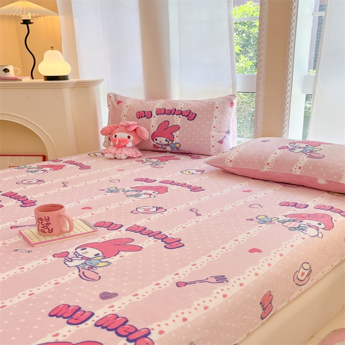 91家纺网 家纺一手货源 找家纺 博雅 2024新款三丽鸥牛奶绒小版床笠系列 牛奶绒小版-贪吃美乐蒂