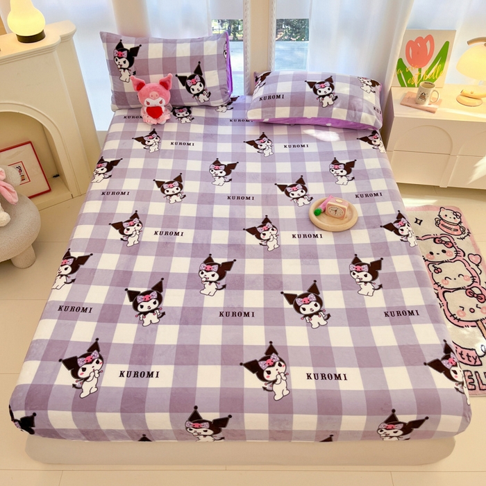 91家纺网 家纺一手货源 找家纺 博雅 2024新款三丽鸥牛奶绒小版床笠系列 牛奶绒小版-格子库洛米